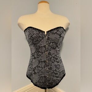 Adjustable strapless lace up corset